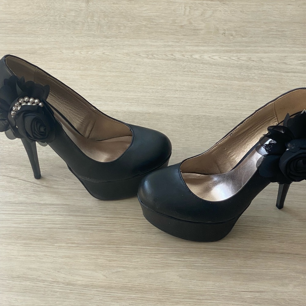 Elegant Black Women's Heels with Floral Accent